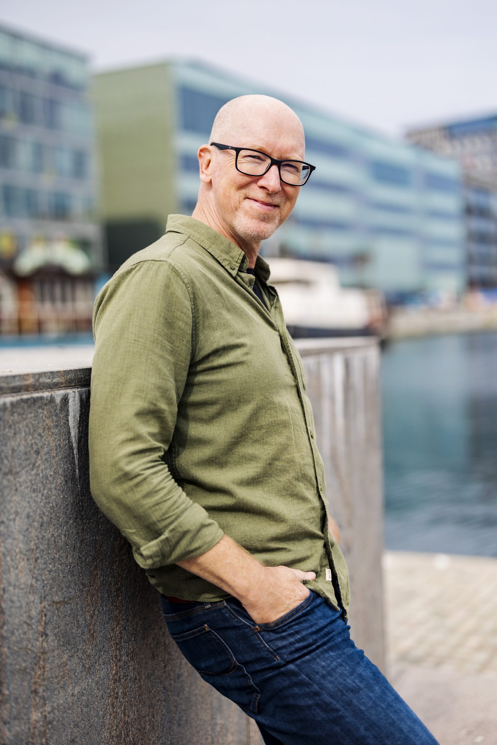 Mikael Jisander grön skjorta stående